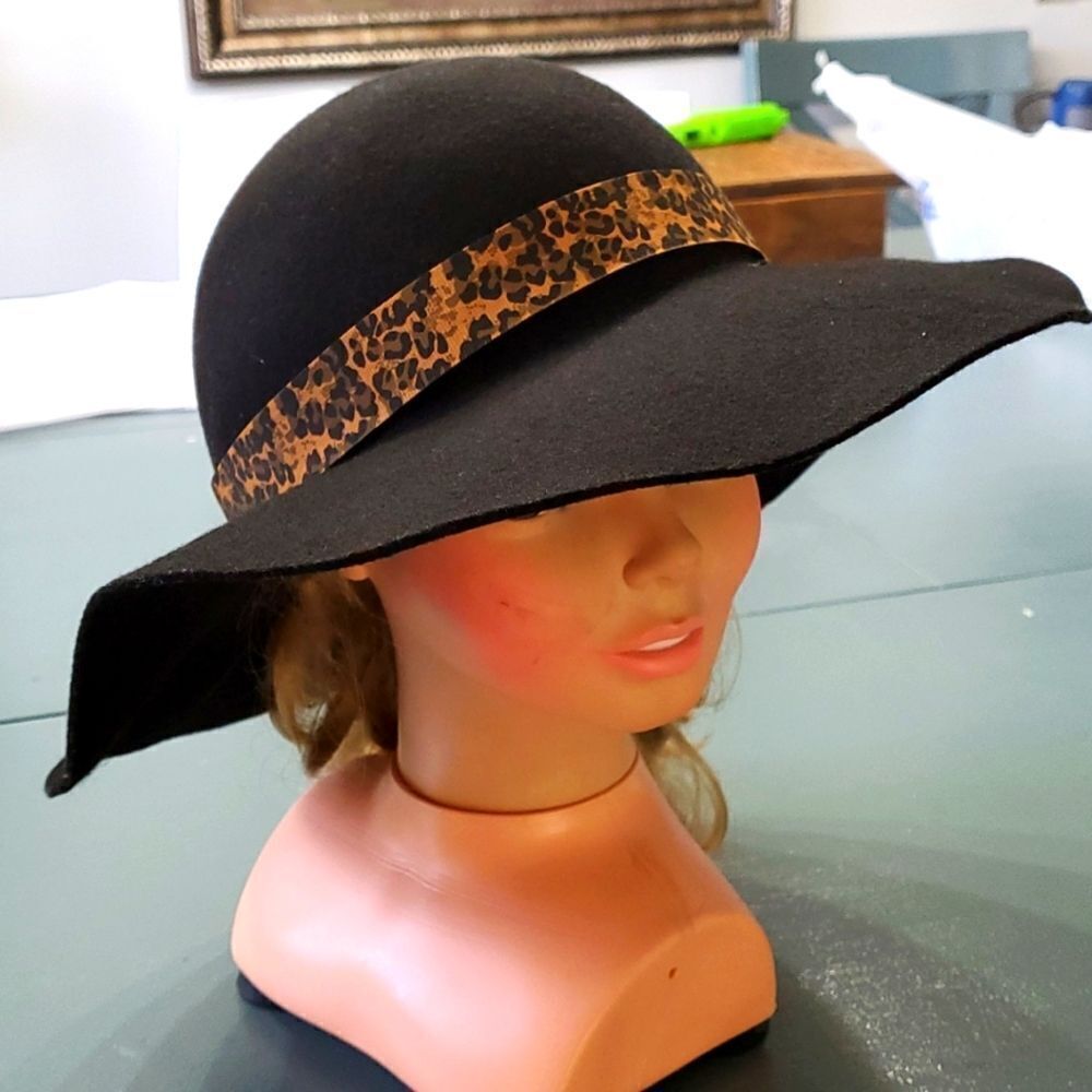 100% wool black hat with animal‎ print ribbon. 7" INSIDE.